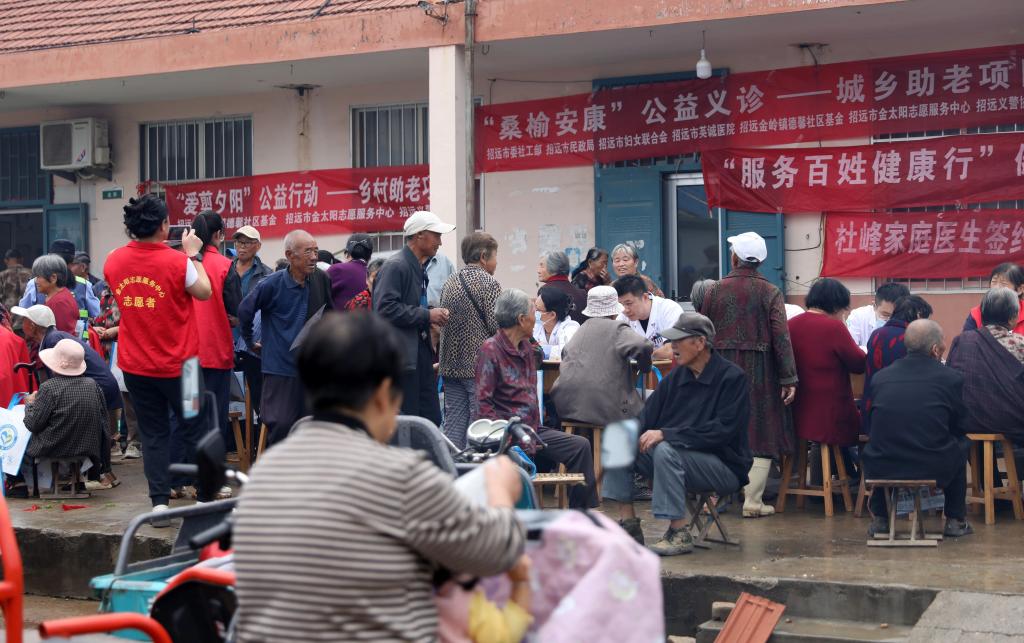 中秋送暖护健康！玲珑英诚医院赴金岭镇草沟头村开…