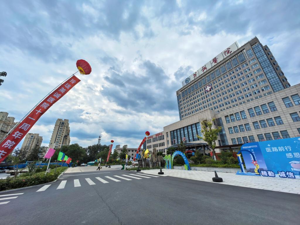 “1”心“1”意护健康，精医砺术谱新篇：玲珑英诚…